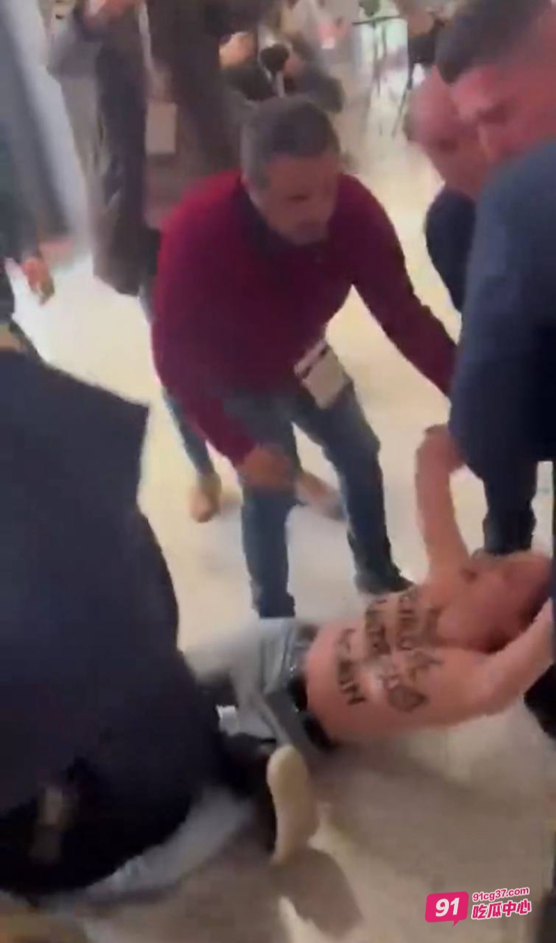 激进FEMEN女权主义者 裸体露奶示威马德里峰会 右翼保守党会场秒变尴尬吃瓜现场 配图2