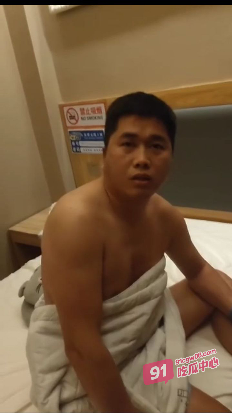 山东男子背着老婆偷偷做足疗 当场被抓现场视频 怒斥家里没钱还出来浪 配图4