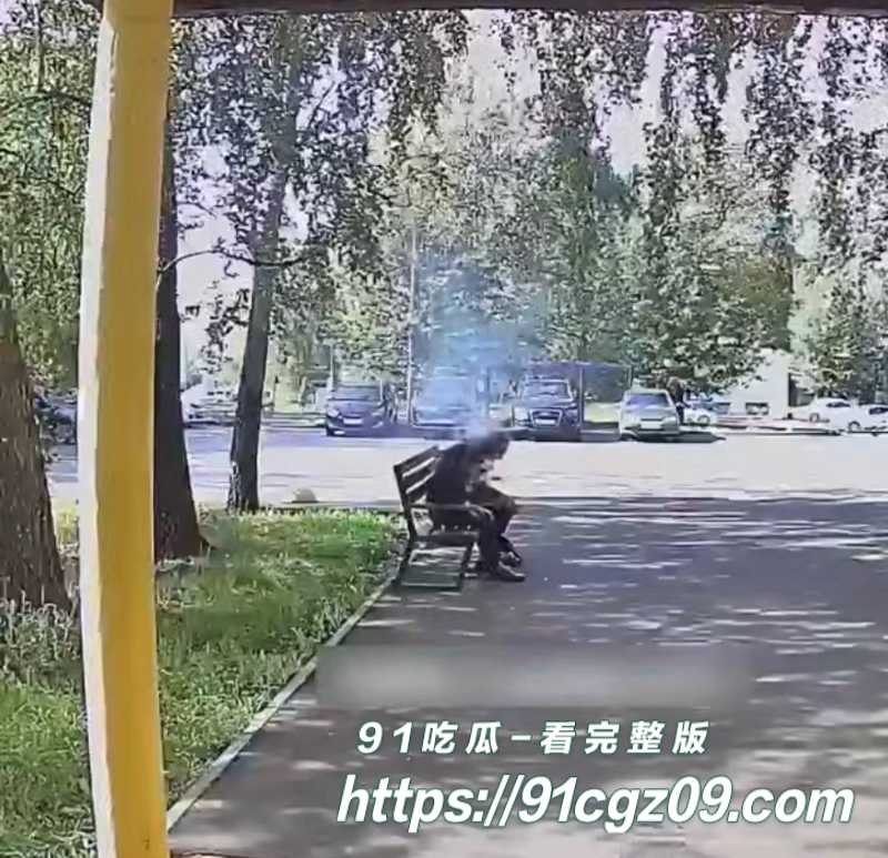 鞑靼斯坦男子抽烟差点自焚4素材水印版