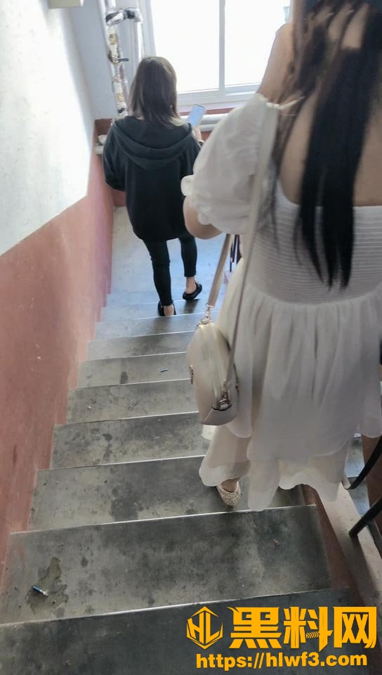 把弟媳挑逗到欲火焚身 享受弟媳的跪式深喉服务 新婚骚弟媳16-20集 海角社区