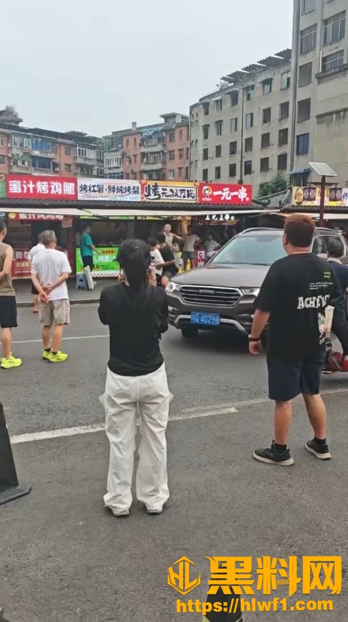 四川宜宾街头打架 胖小伙挑衅反被老兵大爷揍到满脸是血 坐地报警