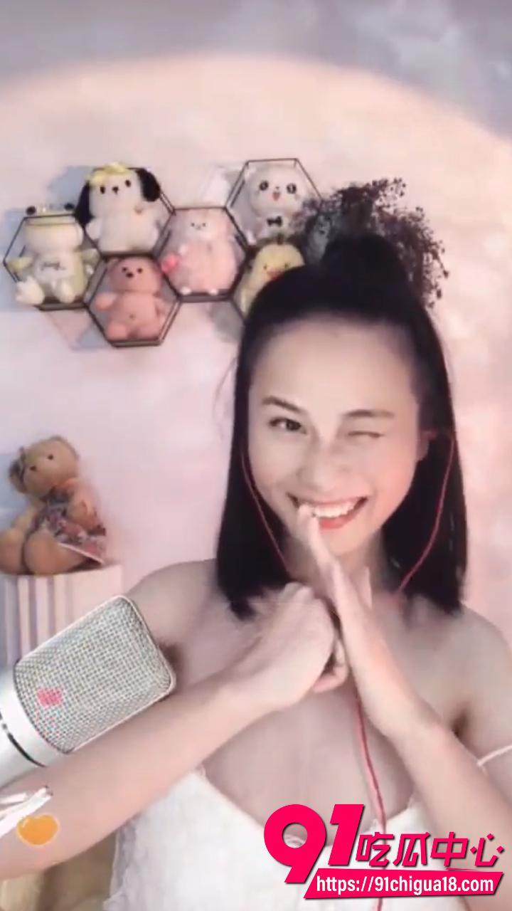 BIGO女神秋秋私密直播尺度炸裂2
