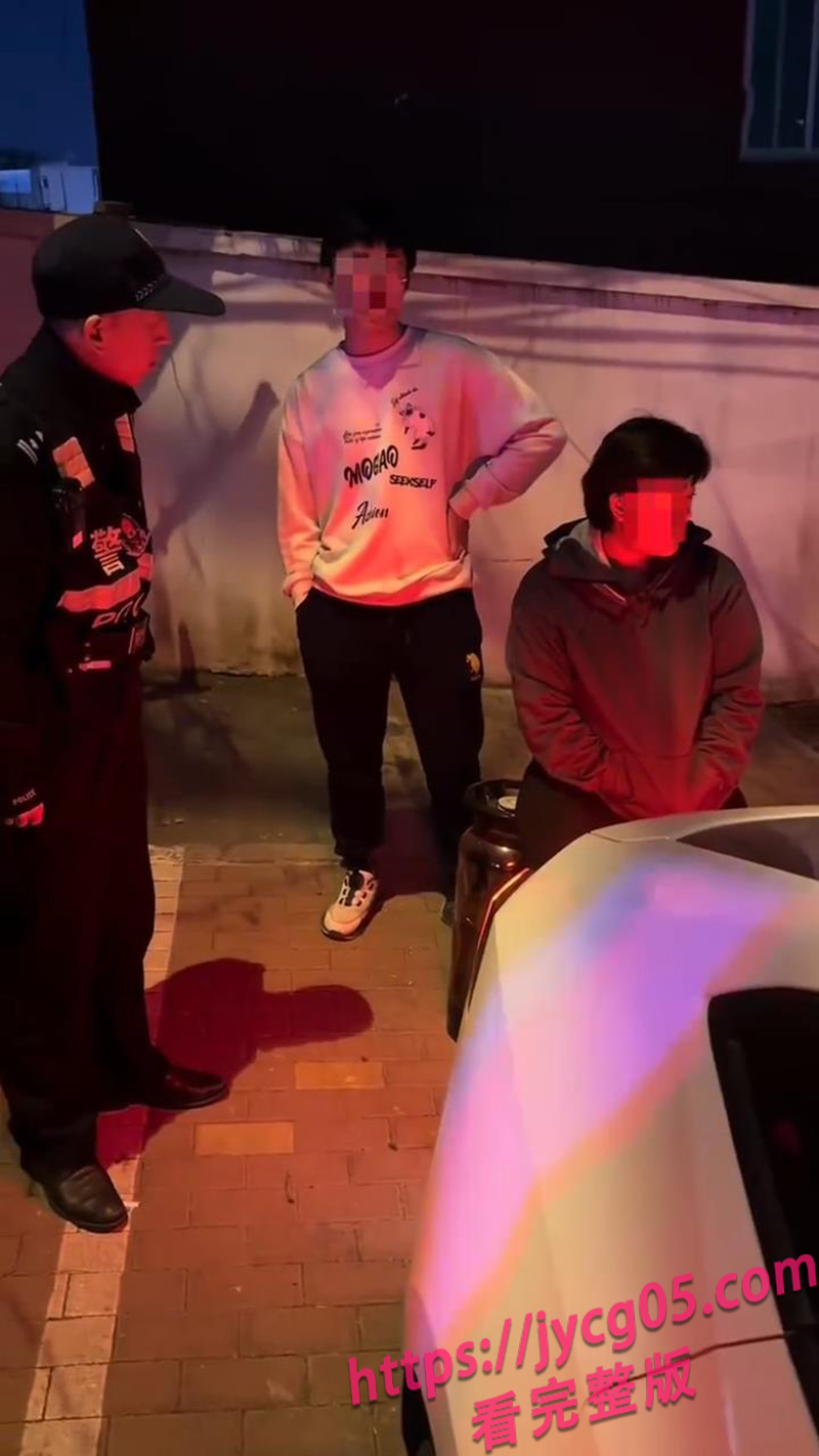 大妈抢车位硬刚警察半小时！对峙全程离谱对话！