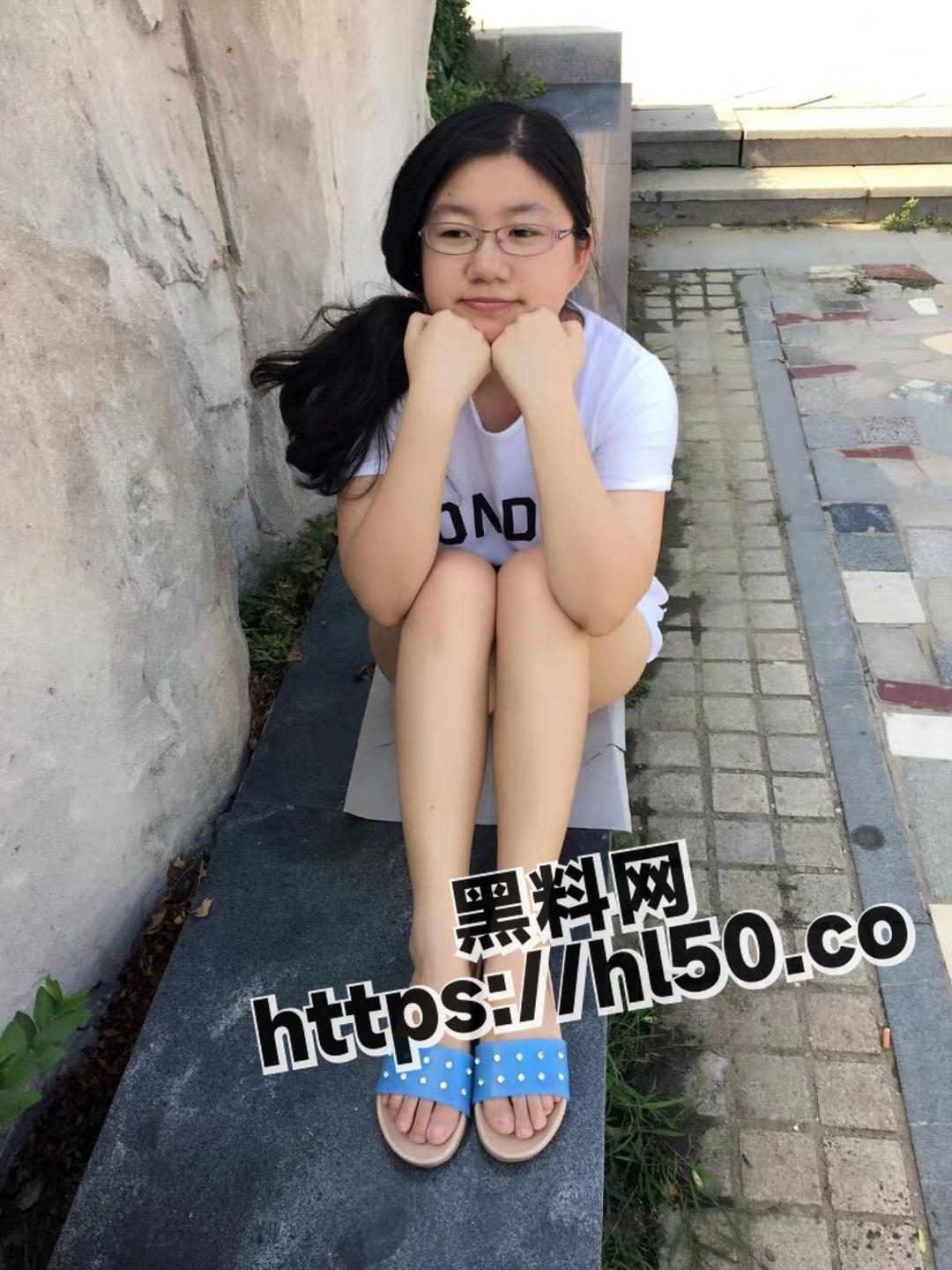汕头已婚人妻 包燕 背着老公野外大解放 大胆玩露出！