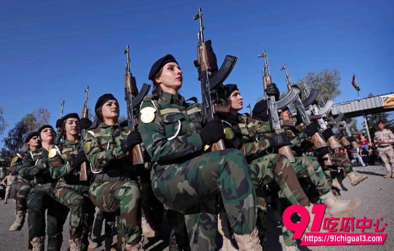 叙利亚政府倒台 HTS对当地武装女兵清算场面 残忍现场视频曝光5 叙利亚政府倒台 HTS对当地武装女兵清算场面 残忍现场视频曝光5