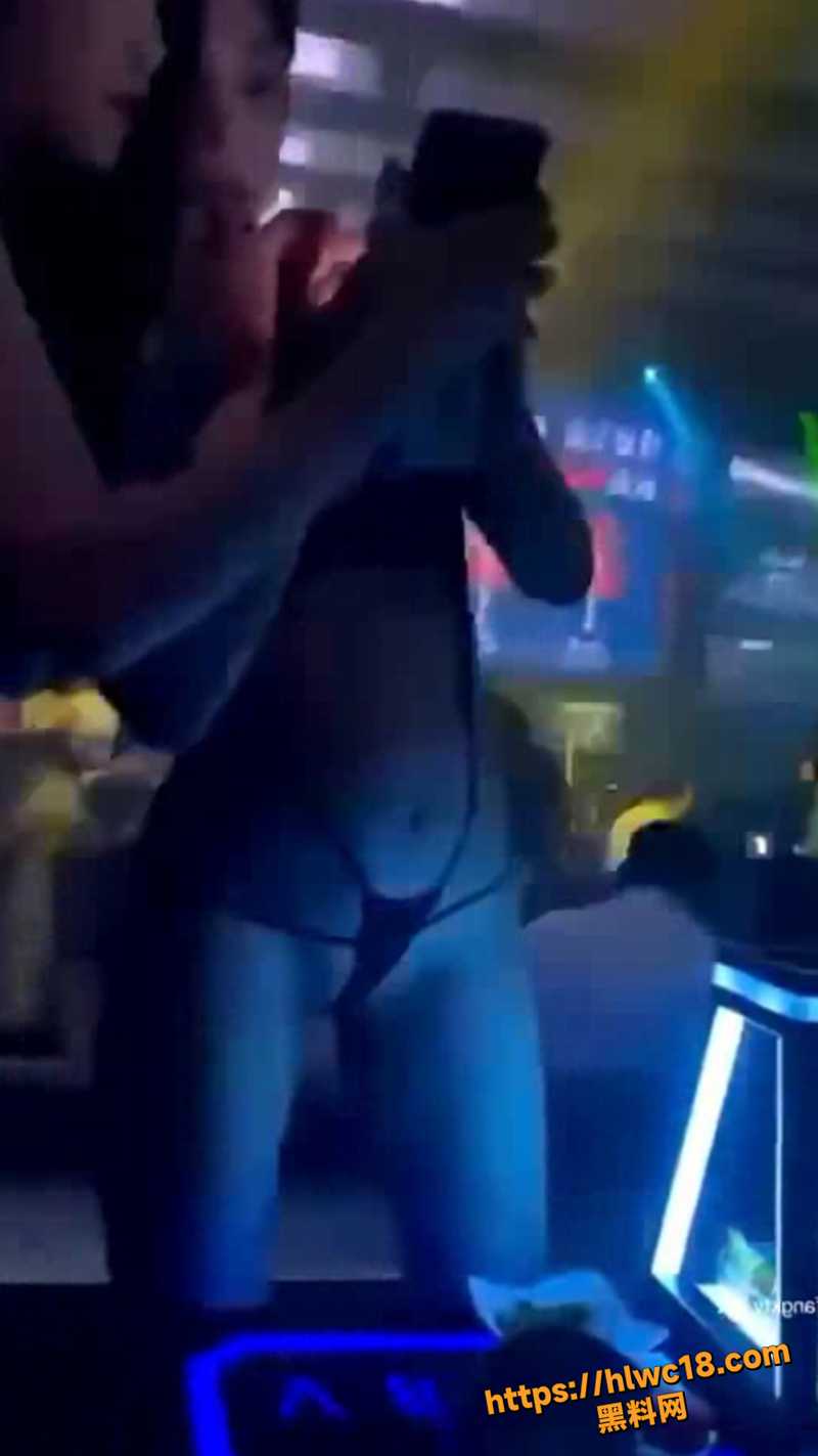 国内KTV大合集 外面清纯可爱的女神 在ktv里骚浪无限