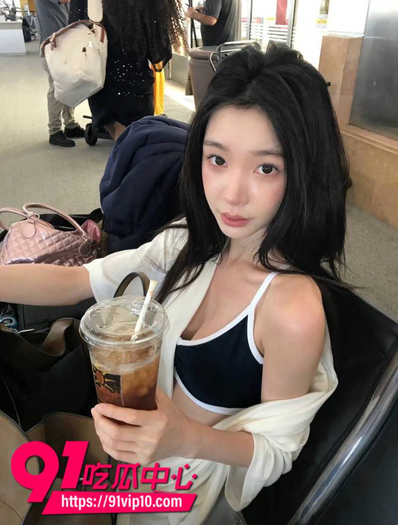 国内男明星胡彦斌和女友易梦玲冲上微博热搜第一从马尔代夫海边激吻到2026年零互动两人疑似分手3