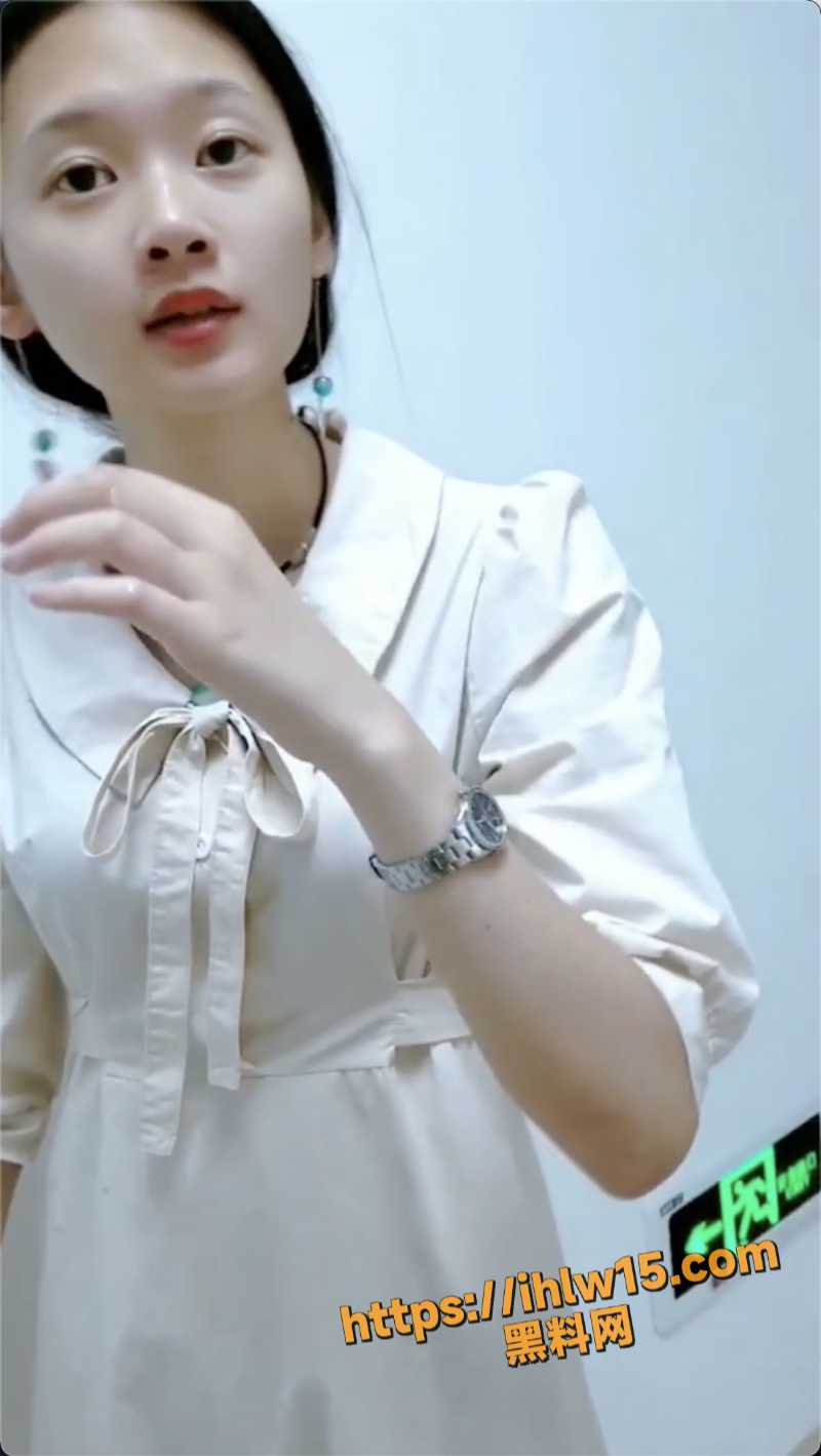 极品白裙子靓女尿尿被拍逼 大神拍完还要上前与其搭讪几句！