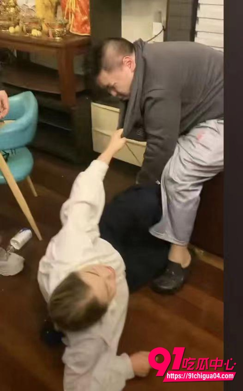 李老八 旗下直播员 卷毛 管奚，让直播员的母亲参与直播1