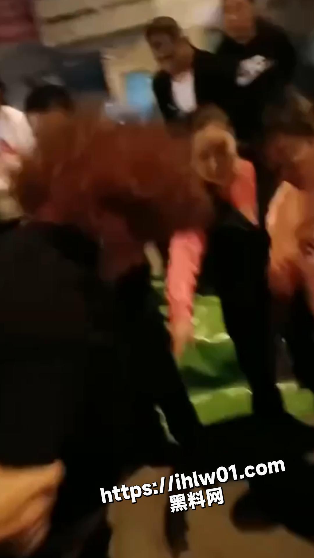 翻车现场 美女厕所偶遇女装大佬！变态男扮女装在女厕偷拍 被抓现行!