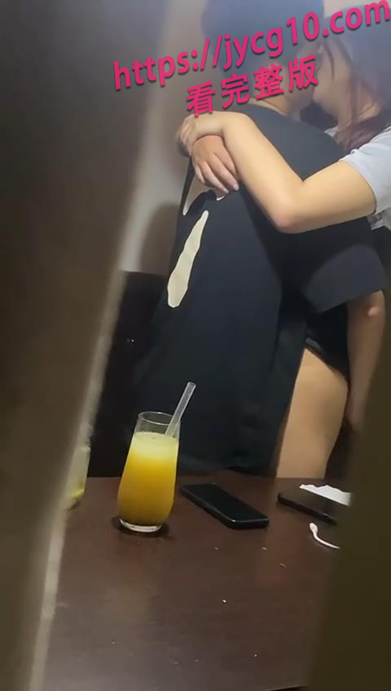 奶茶店小情侣甜蜜互动惹围观 青春气息满满 配图3