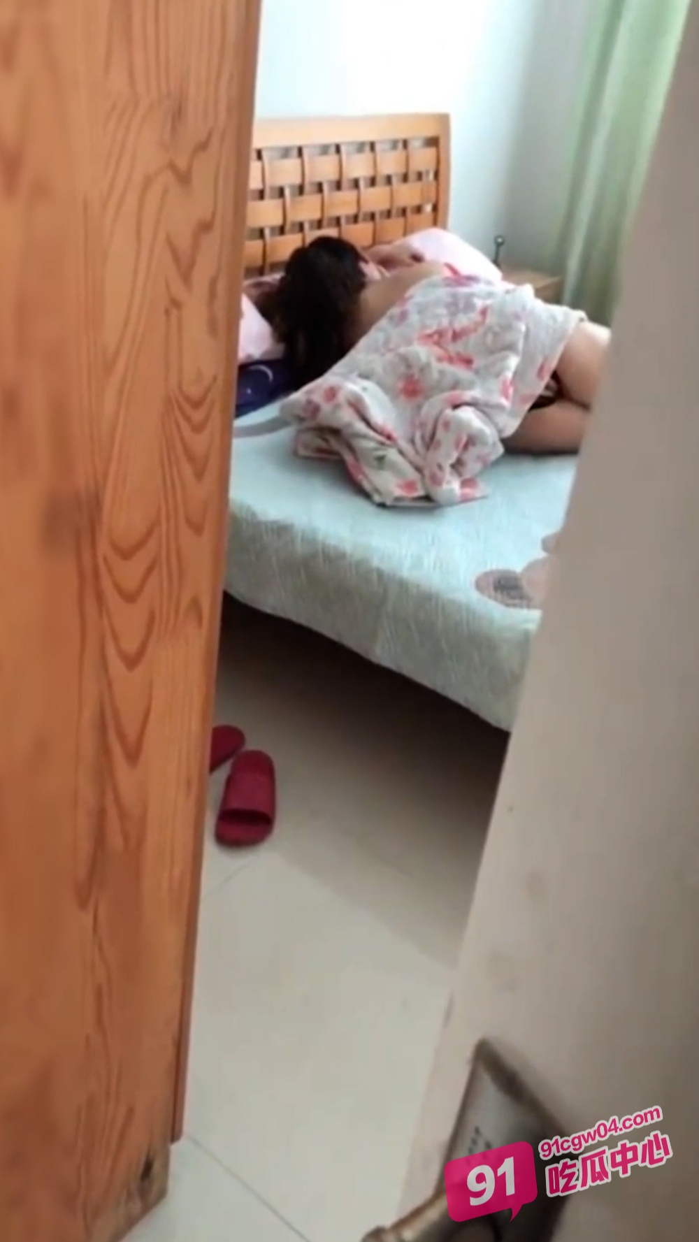 是亲生的吗？ 变态老公央求妻子在儿子旁边大胆露点露逼勾引儿子 自己悄悄拍摄场面刺激！ 配图5