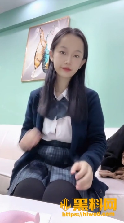 推特阿黑颜福利姬 胡椒籽 黑丝JK制服露脸幻龙自慰 粉嫩穴肉被操到外翻