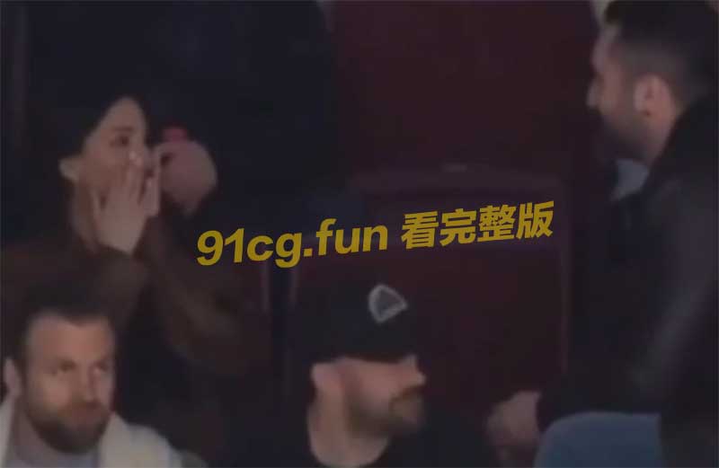 情侣看比赛男生突然下跪 女生以为求婚全场欢呼 结果只是想喝饮料