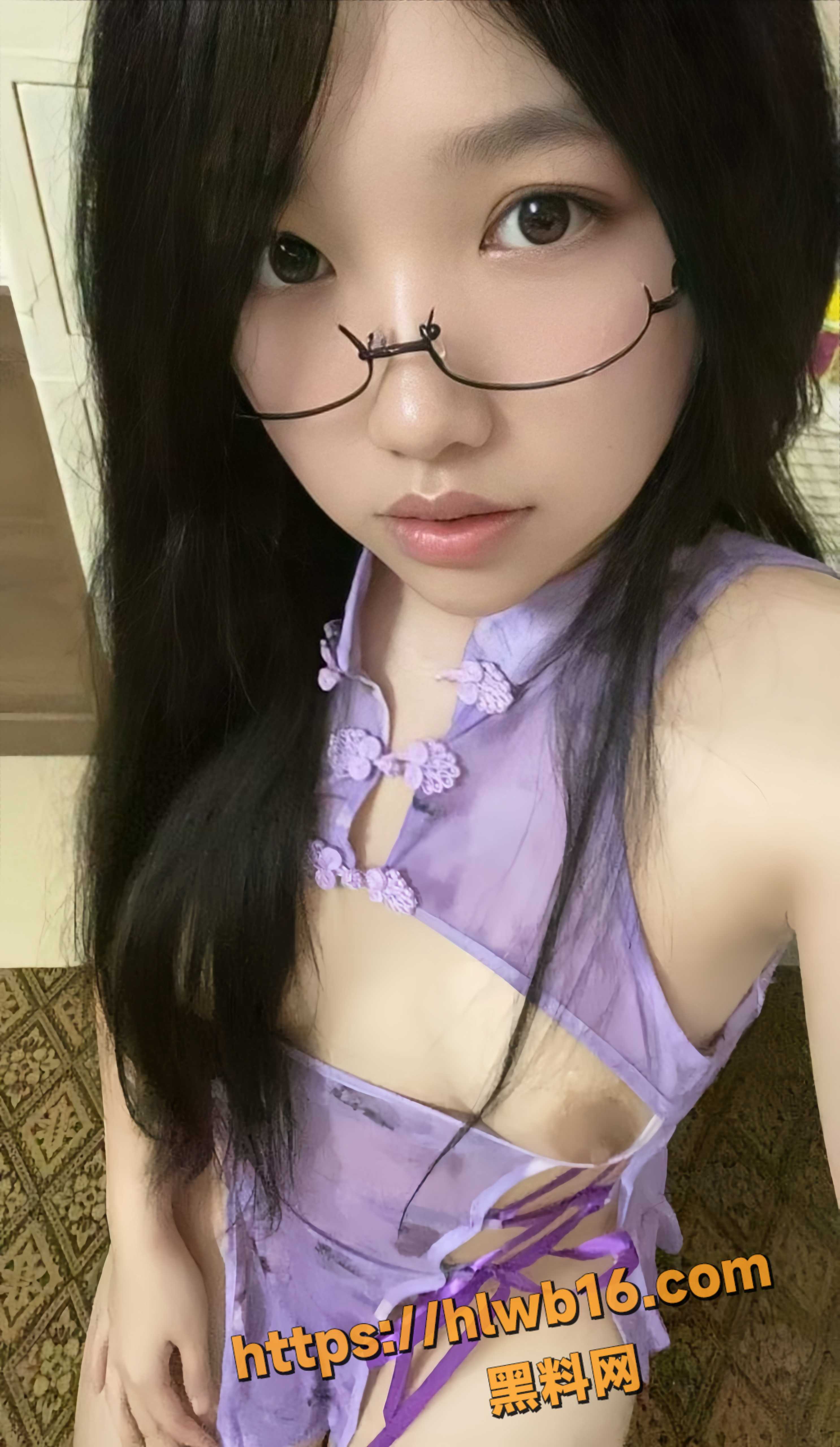 高颜值福利姬 只是个小狗 大尺度私拍流出 紫色情趣旗袍 揉奶挑逗诱惑！