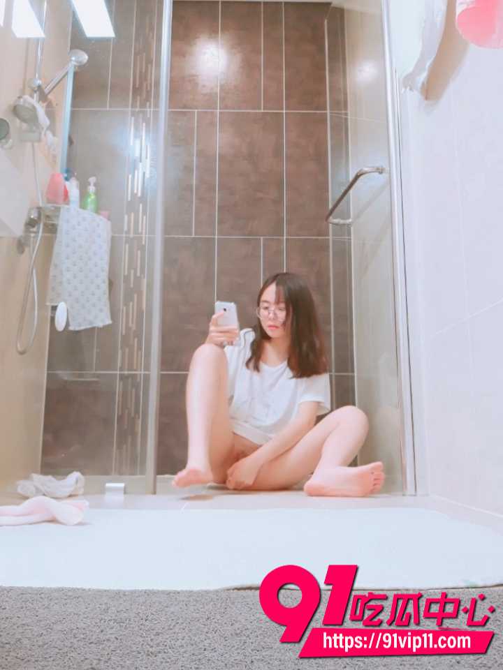 房东偷拍眼镜妹浴室看片自慰5