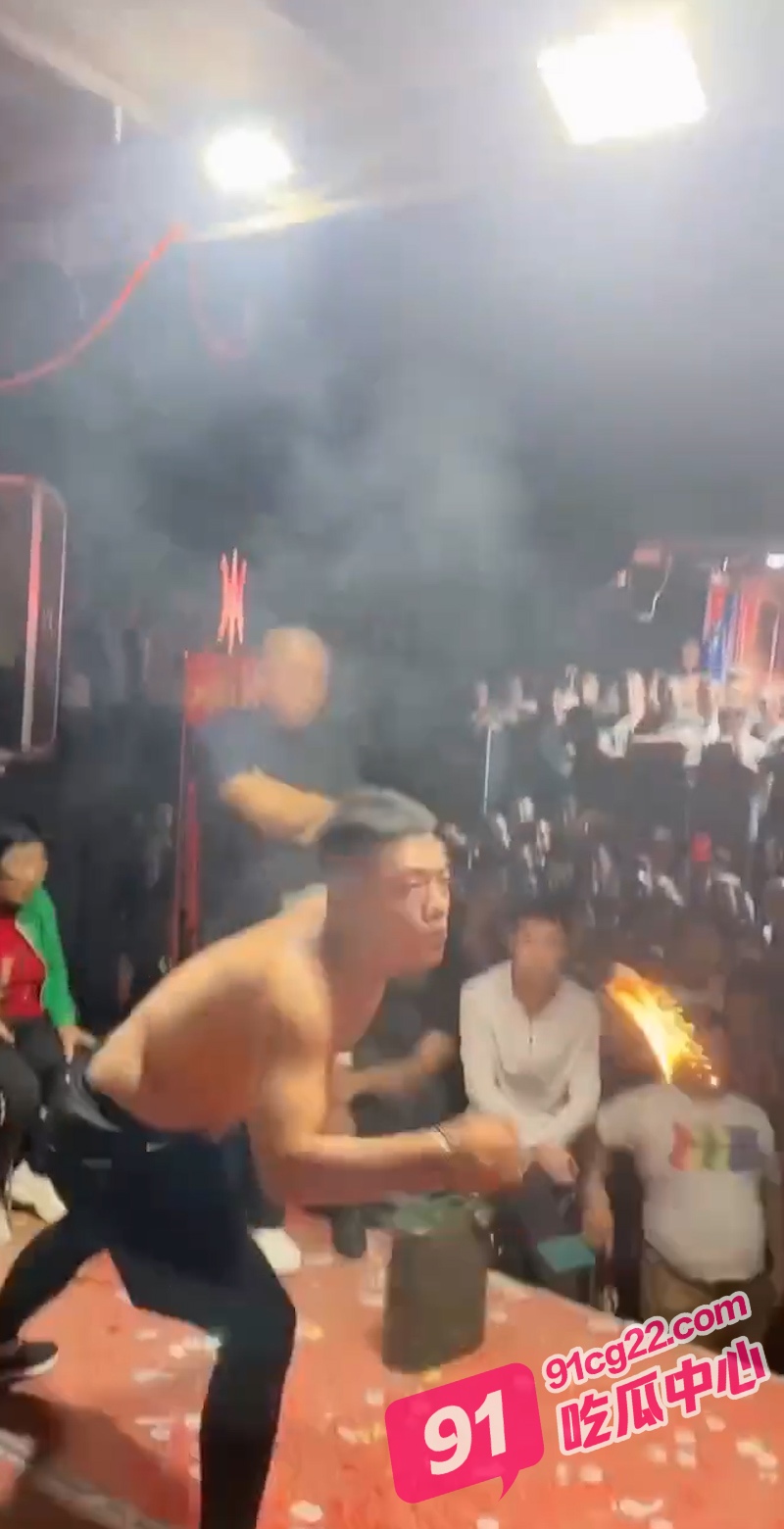 太狠了！为了钱来自海城的民间艺人竟然刺激表演肉穿刺悬挂大活人！ 配图2