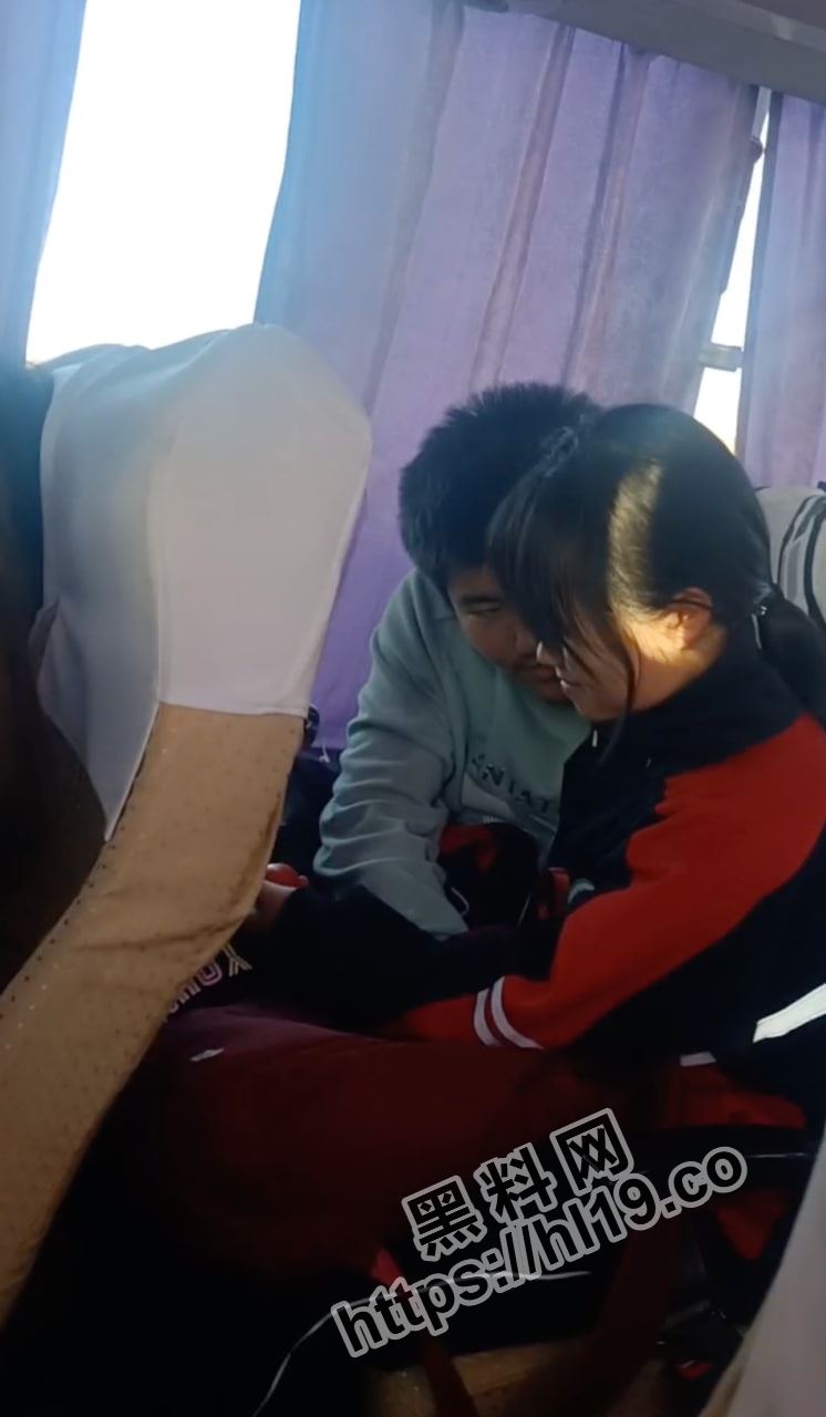 来自同学的羡慕之意～在大巴车上盖着衣服在扣逼！