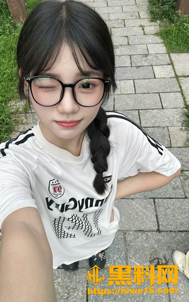 广州反差眼镜学妹 王宇婷 竟是男友私有玩物 女上位骑乘 爽到起飞