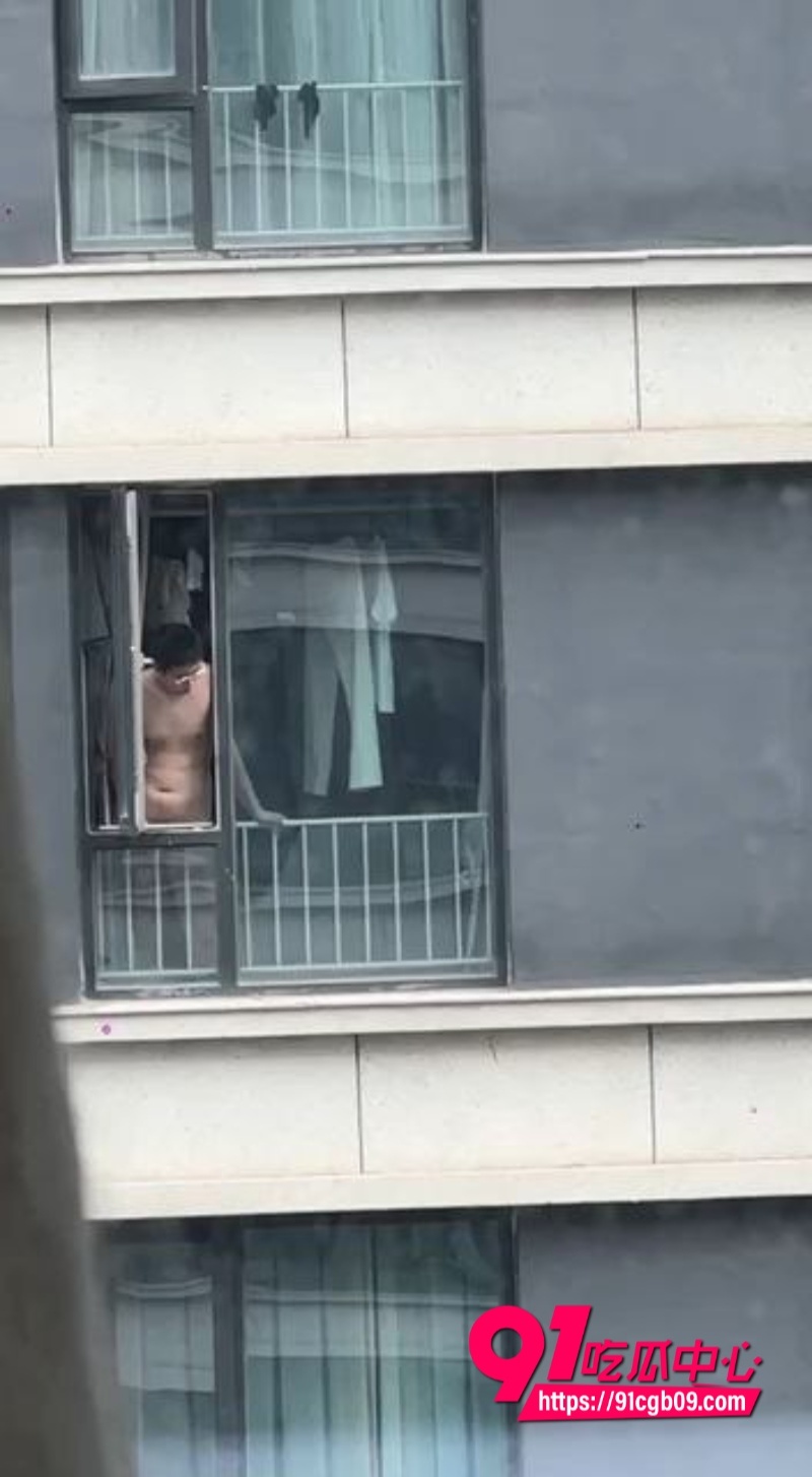 眼睛哥在自家窗户内打飞机6