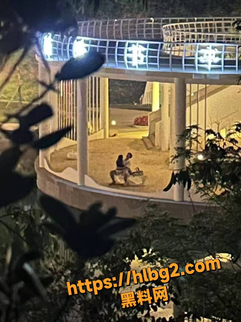 最美的不是下雨天 是曾与你躲过雨的屋檐 大学生情侣公共场合上演观音坐莲被偷拍曝光