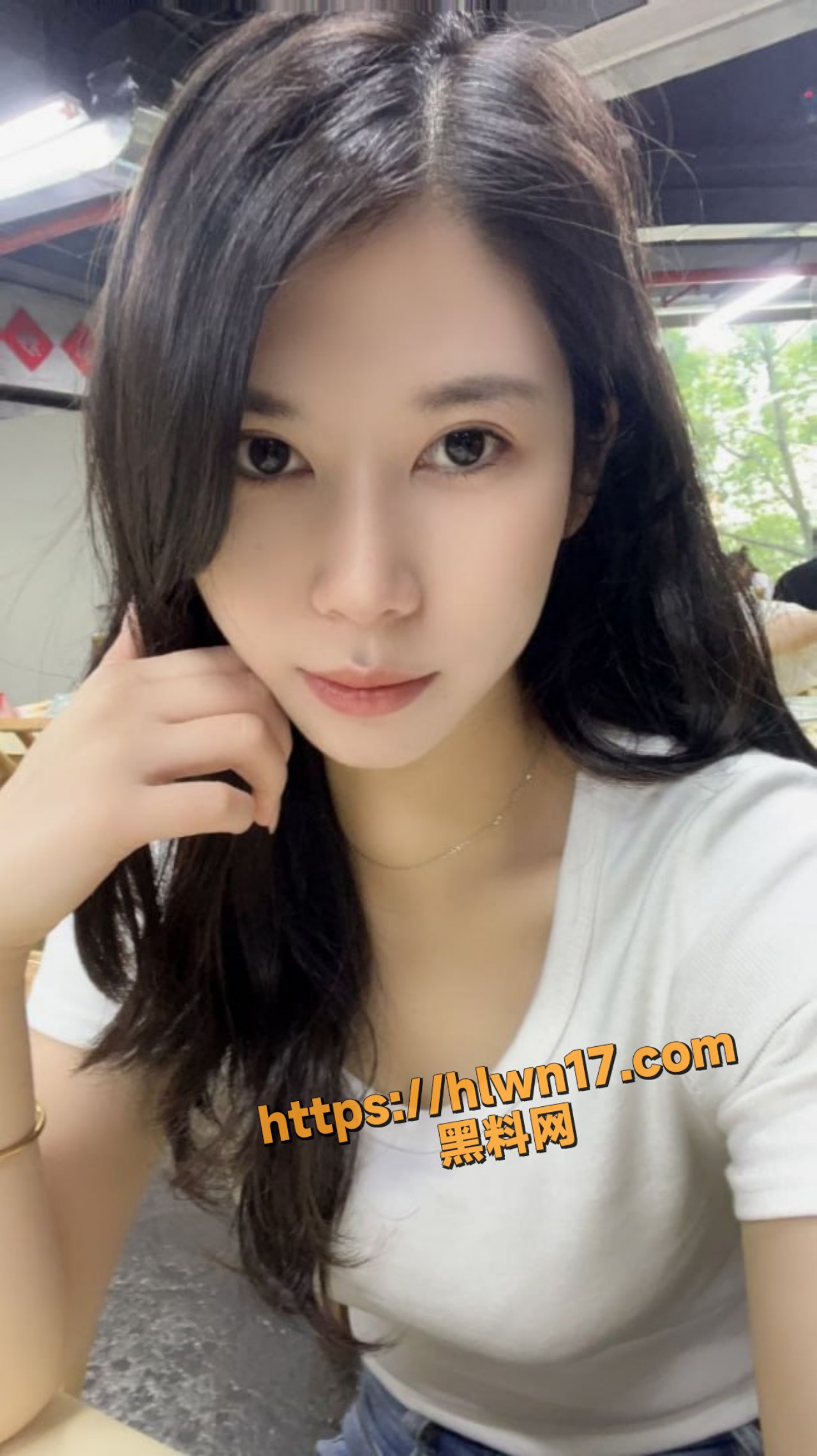 极品福利姬美女 大美美 剃光阴毛电影院啪啪野战道具肉棒配合各种性爱视频流出！