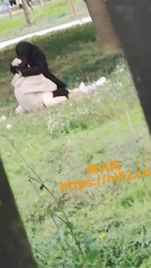 小情侣在公园草坪上当众坐姿啪啪极其刺激～不管过往的行人完全陶醉其中！