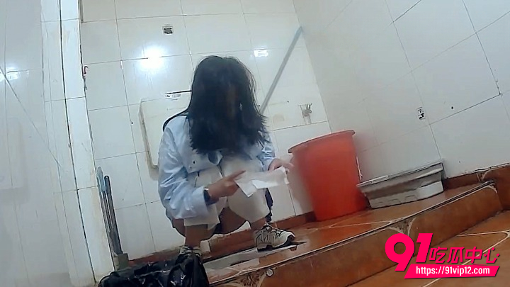 高校女厕双视角2
