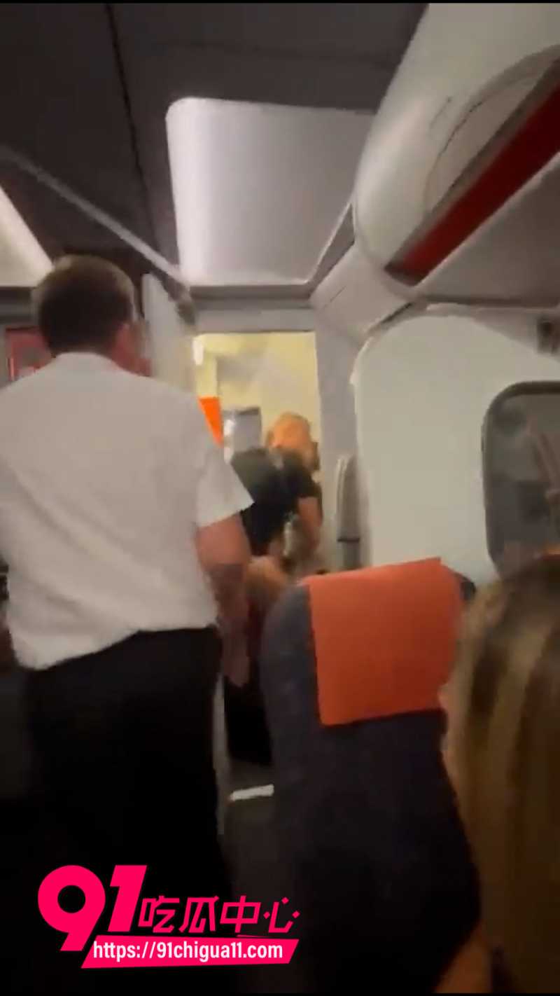 英国易捷航空飞机惊现厕所做爱9