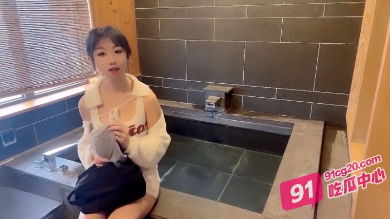 温泉就要裸着泡 爆乳美少女小桃酱 私汤温泉激情流出！ 配图2