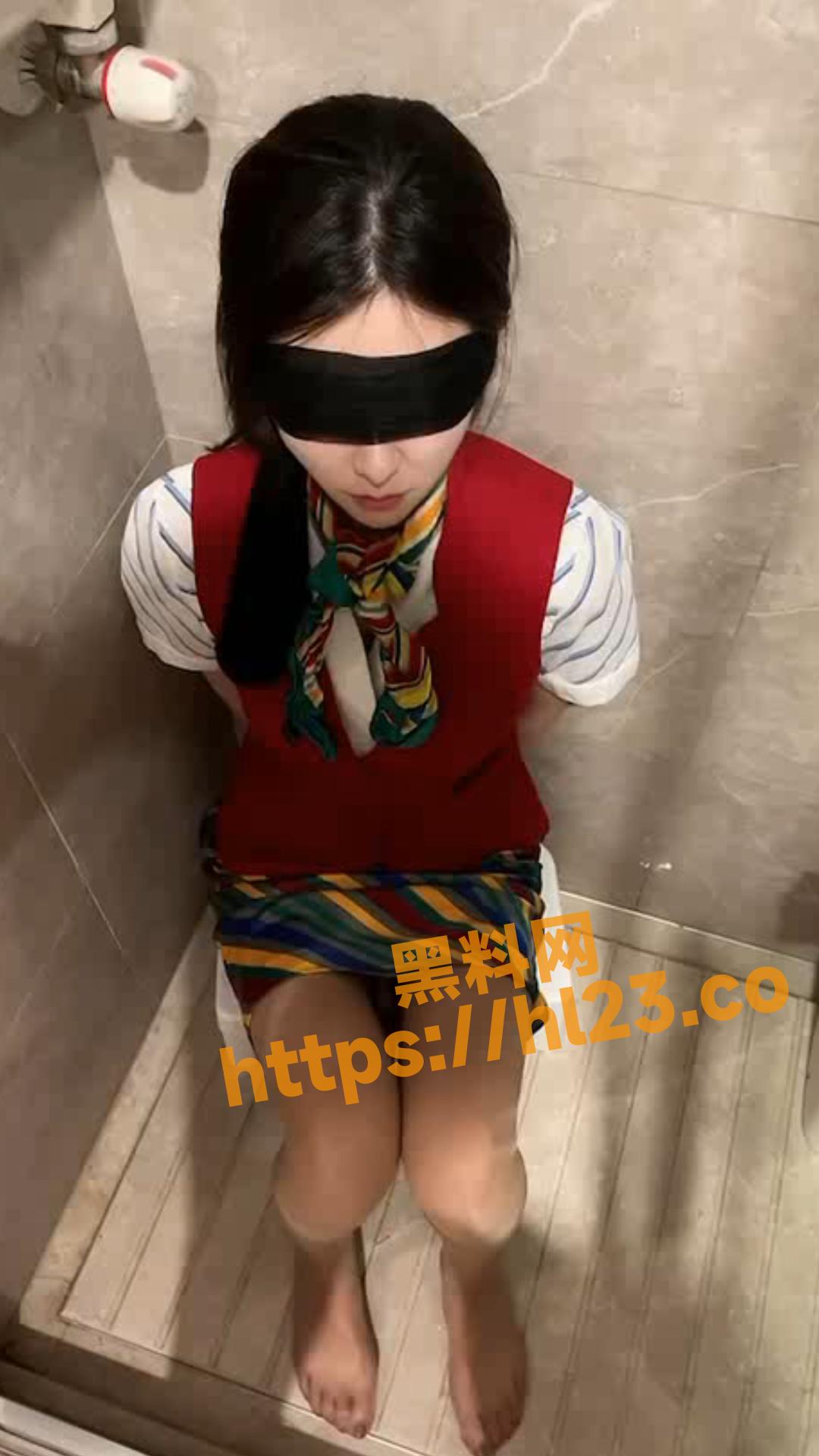 空姐下机后的兼职生活，丧智母犬被调教淋尿足交，下跪学母狗，喜欢调教足交不容错过！！