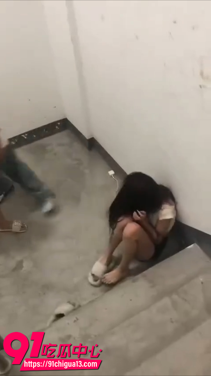 柬埔寨园区惊爆偷情丑闻 女猪仔偷情当场被抓 轮流暴打现场太炸裂