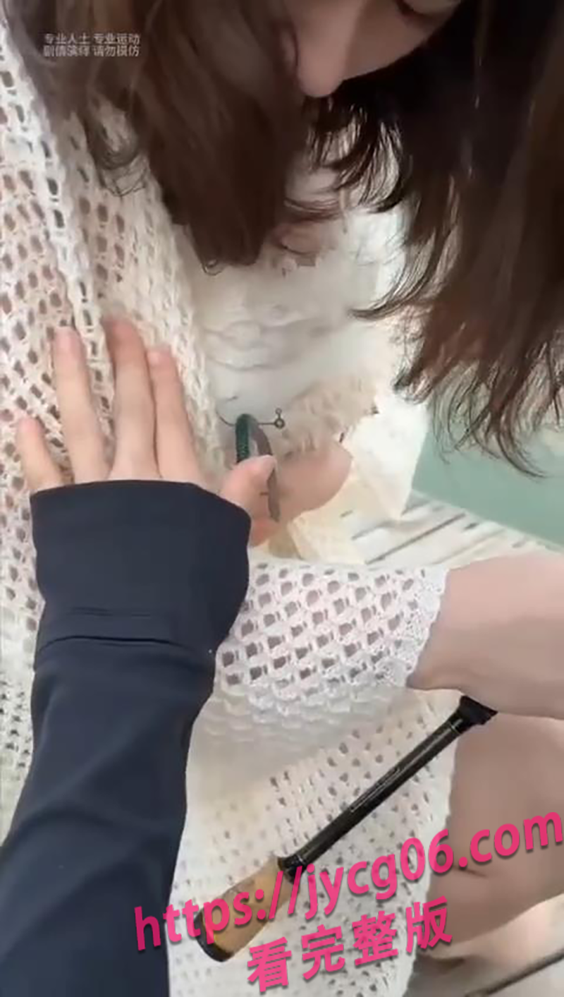 美女钓鱼遭鱼钩“袭胸”!!疼的惨叫连连!小伙解钩时还偷摸揩油~