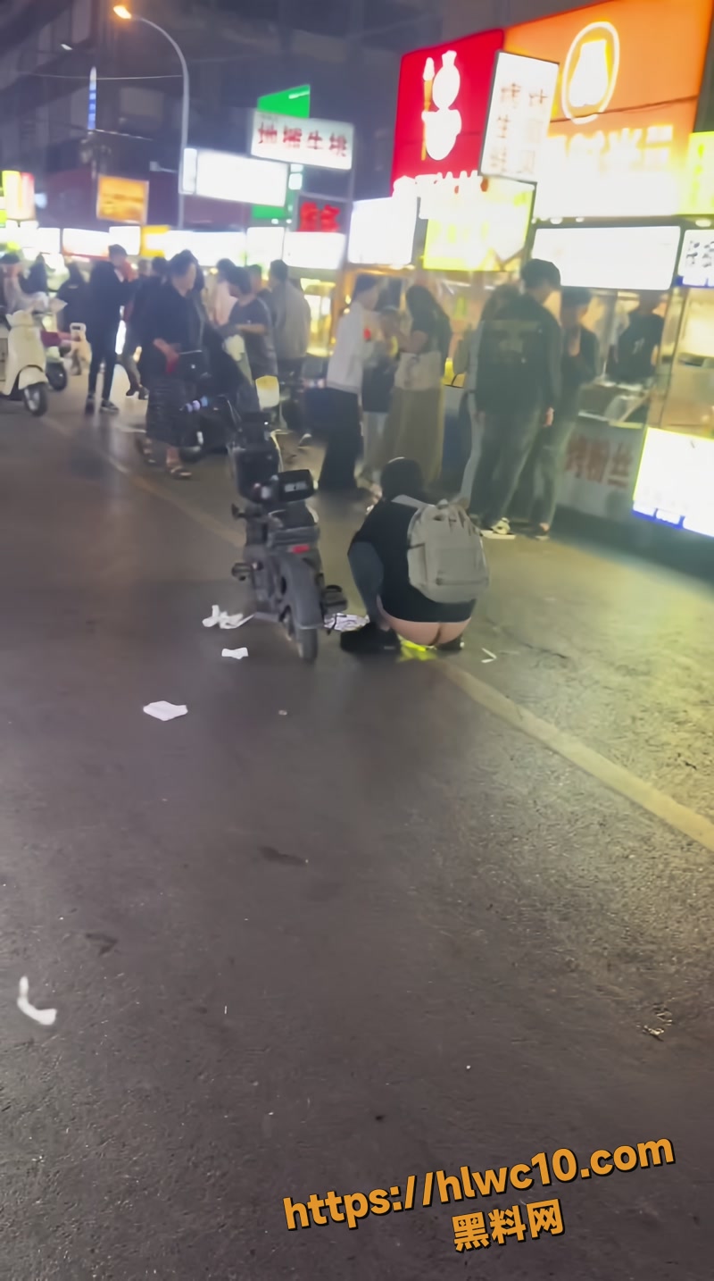 山东枣庄滕州夜市 反差背包女 喝多后当街撒尿 尿湿裙子骚气爆表