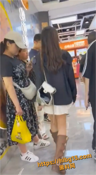 偷拍抄底 反差美女超短裙逛商场 白色透明内内微微露出小草 看上去异常的干净！