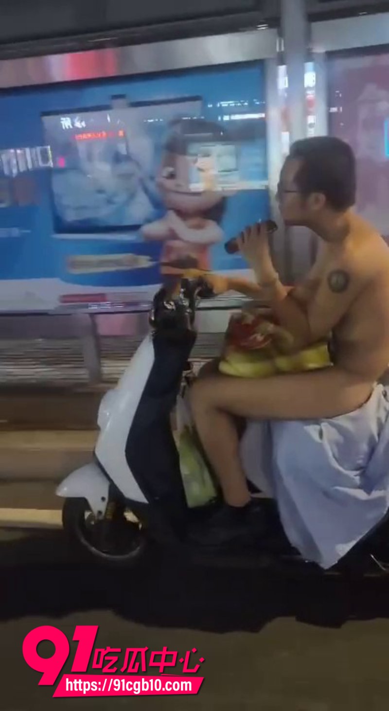 户外露出新玩法 男子全裸骑电车游街 路过的小姐姐直接羞红了脸