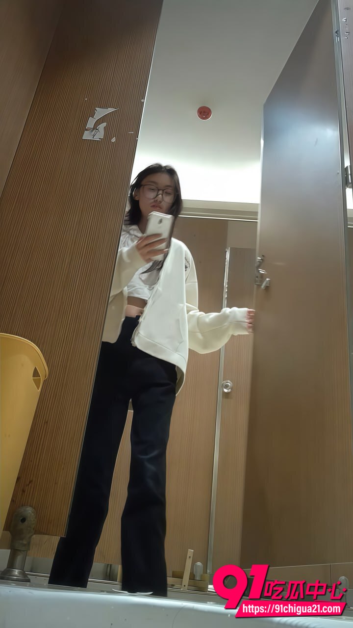 大神偷拍学妹上厕所精彩瞬间4