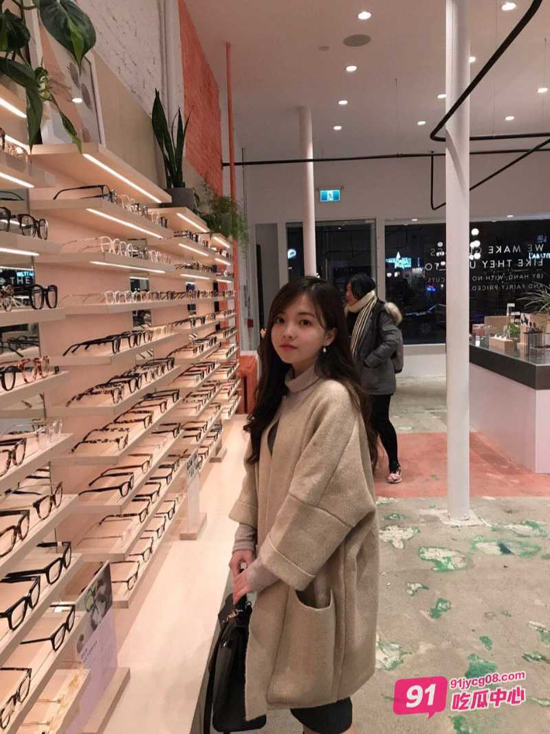 加拿大留学生李天宜 出国后成了小母狗 跪地深情舔大勾八~ 配图6