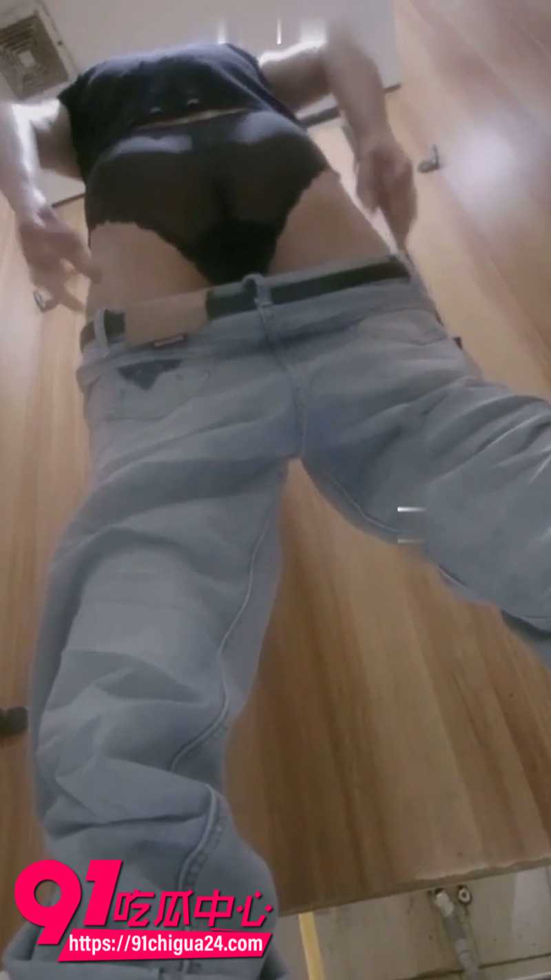 顶级美艳少妇上厕所被偷拍5