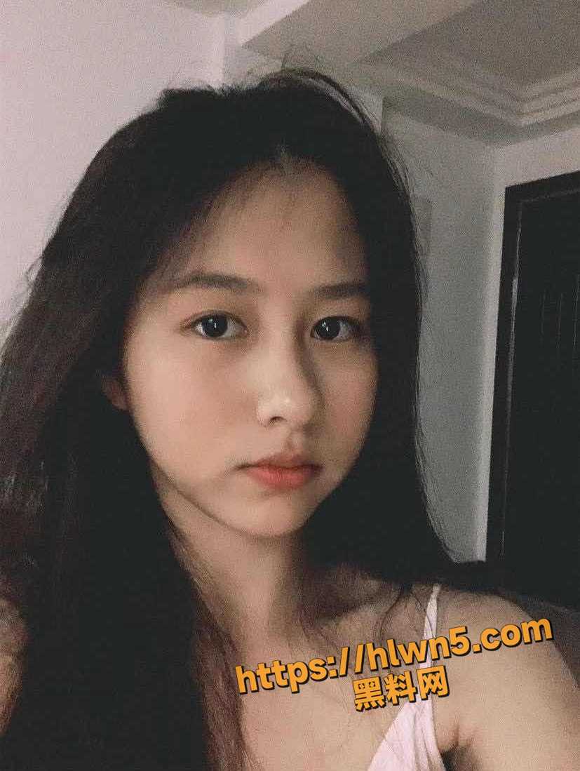 巨乳蜜桃臀丰满的女友正在热身准备接下来的取精大业 男主竟看球赛 网友：不行让开给我来！