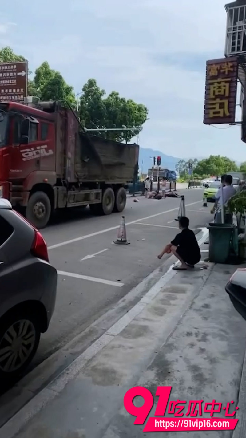 广东佛山渣土车转弯将摩托车卷到车轮下拖行十几米摩托车驾驶员当场身亡4