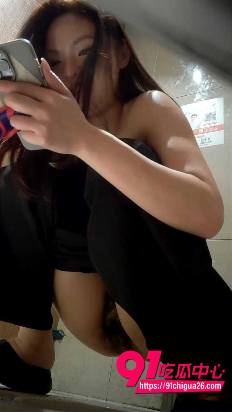 独家偷拍高颜值美女在女厕所尿尿全景8