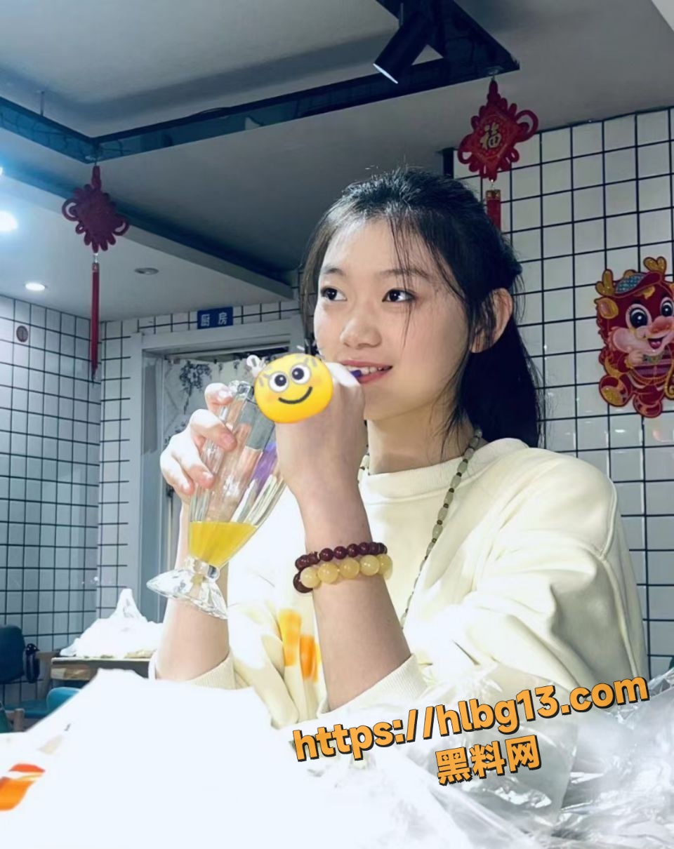 躲在街边小店的灯影下 客串了一次野鸡 没前奏没爱抚的做爱我是第一次经历！ 配图