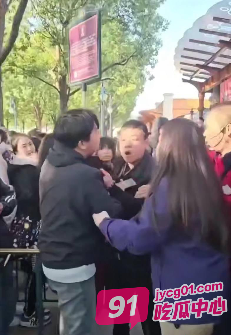 上海迪士尼又现打人事件 黄牛插队恼羞成怒一拳头破血流！ 配图7