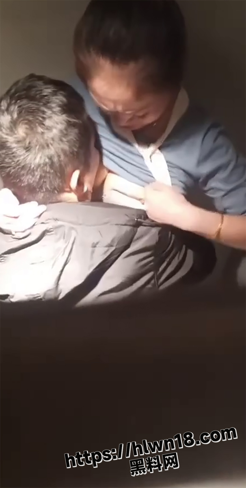 男厕所吃奶子被偷拍 这是真的饿了 厕所里面找到妈妈了 疯狂吃奶激情四射！