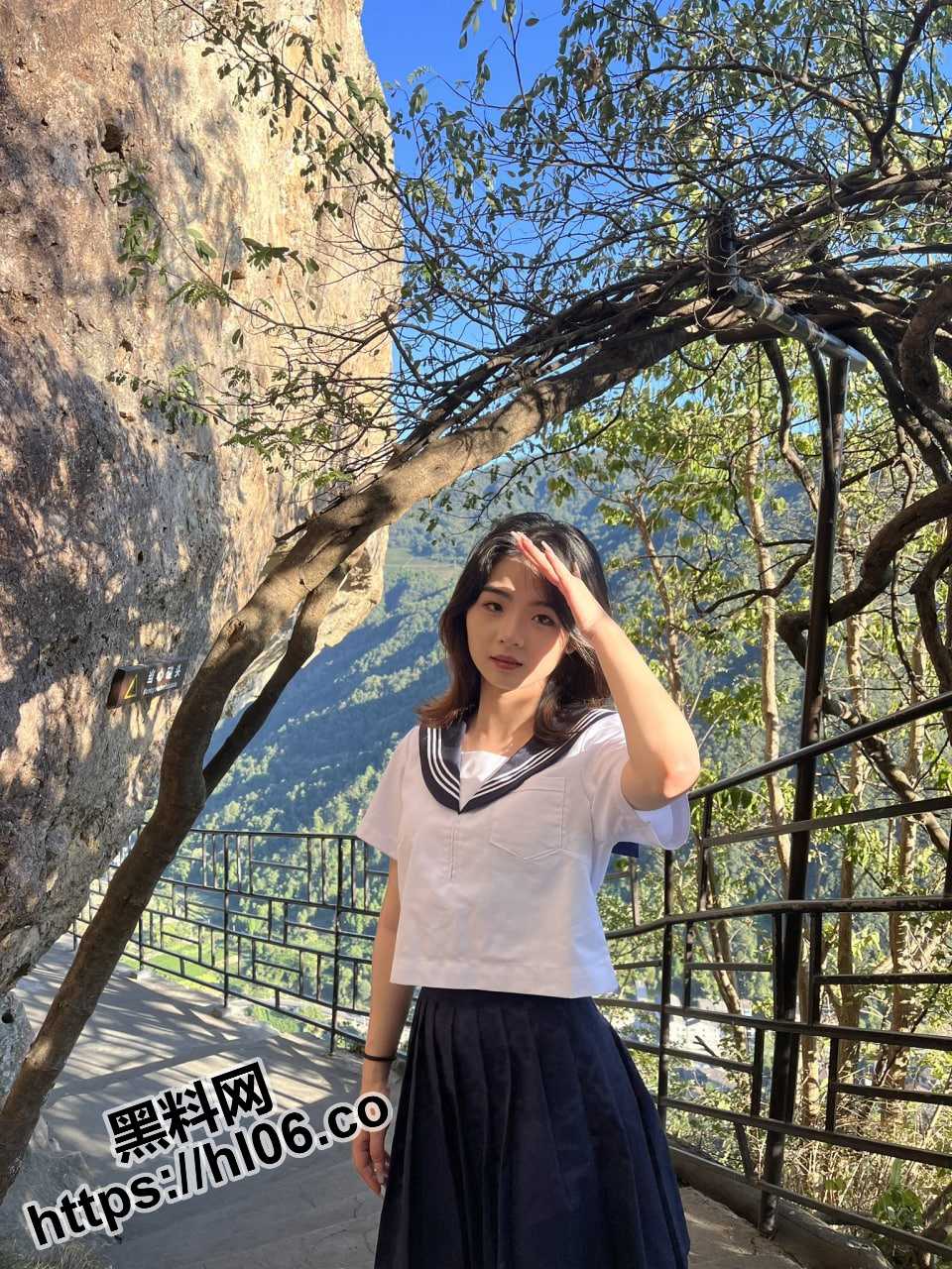 重庆巴川中学高颜值学生妹「范星」，黑丝情趣女仆装照片流出，吐舌露出极限诱惑