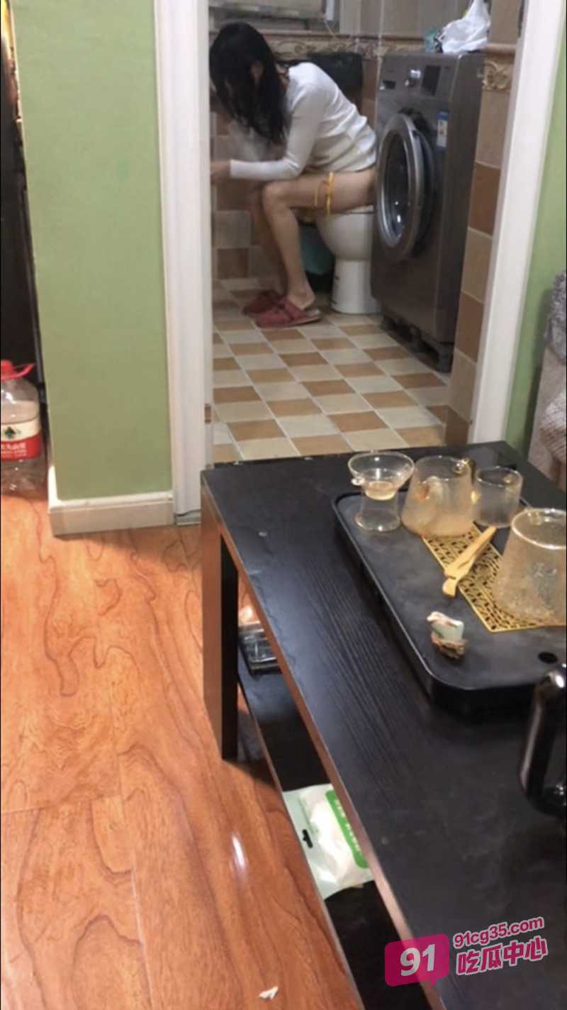 海角母子乱伦 马桶上疯狂捅正在撒尿的老娘 最后射满一肚子！ 配图5
