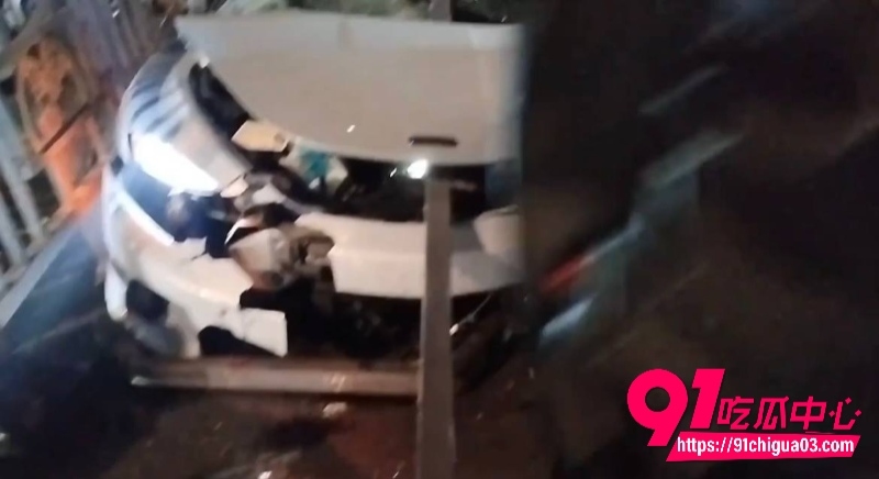 九江市区 迈凯伦 赣GVV117 深夜飙车撞护栏2