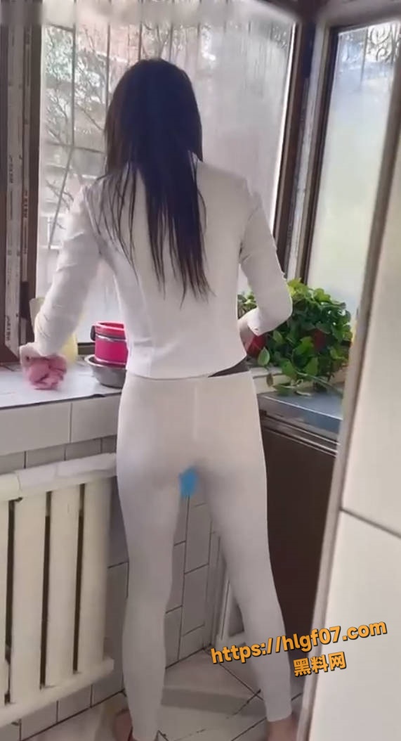 母子乱伦 身材超好小妈偷情被儿子知情 趁着做瑜伽换衣摸小穴威胁做爱 欲火焚烧插入秒射！