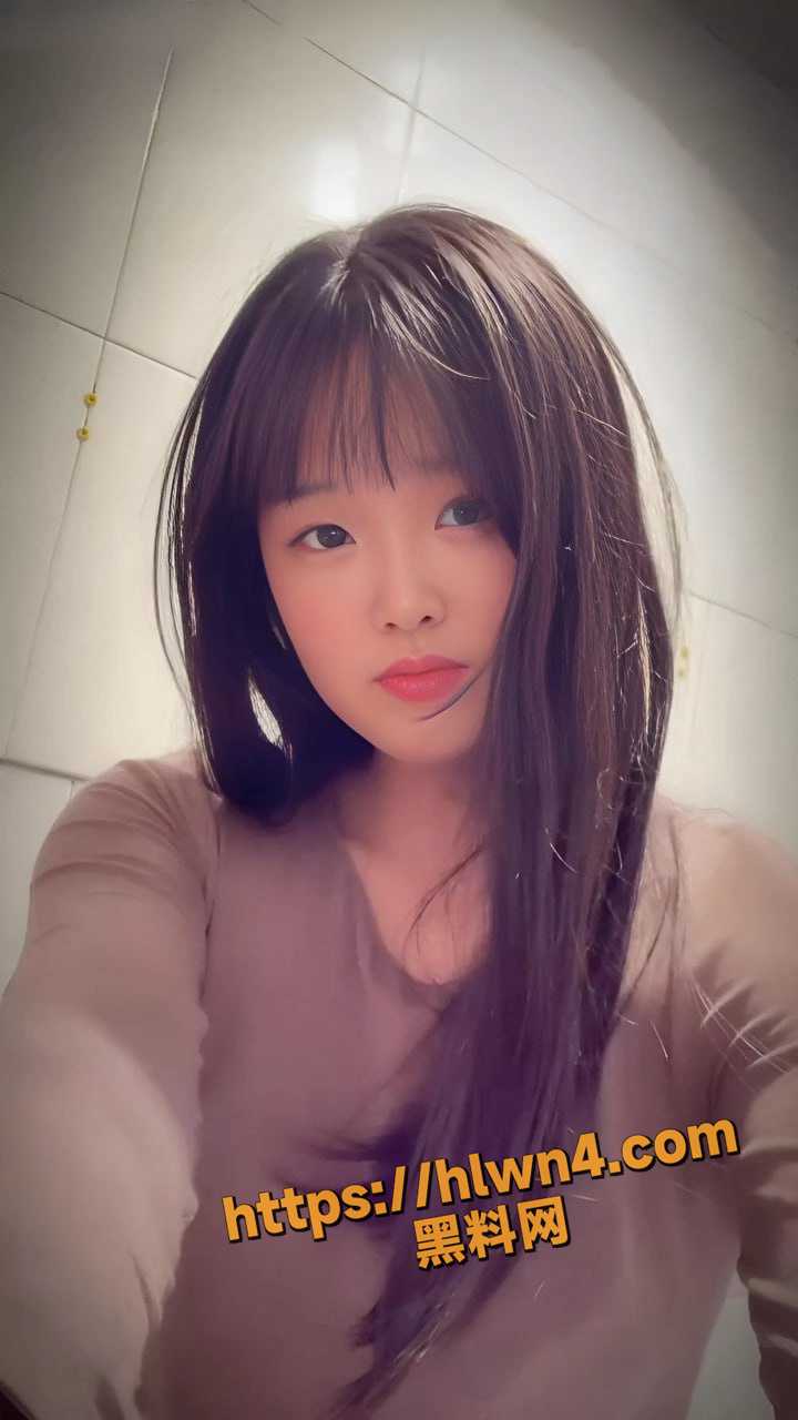 娃娃脸大学生接受远程调教 大胆露脸完成主人交代的任务 浴室全裸大尺度露出视频流出！